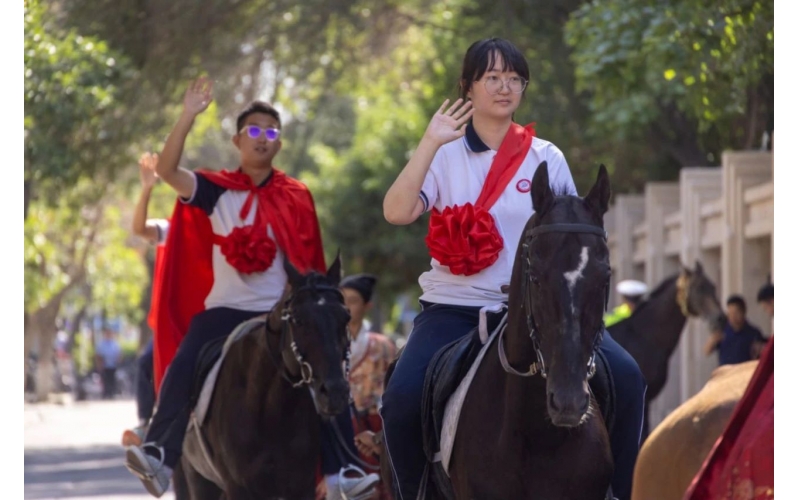 披紅掛花，打馬游街，新疆人送喜報(bào)好有儀式感